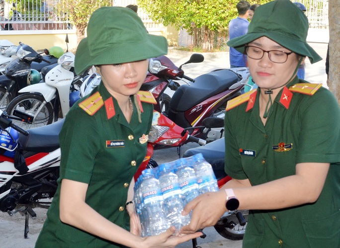 Bộ đội Sóc Trăng mang nước lọc đến cấp miễn phí cho dân vùng hạn mặn - Ảnh 2.