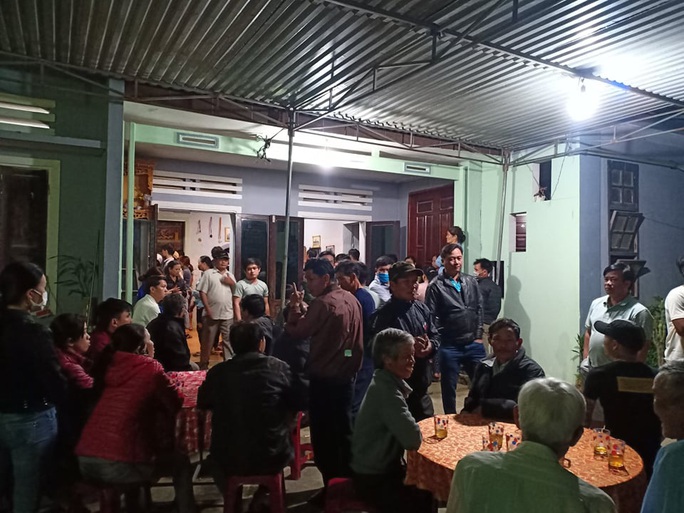 Lật thuyền 6 người mất tích trên sông Vu Gia: Tìm được nạn nhân cuối cùng lúc nửa đêm - Ảnh 2.