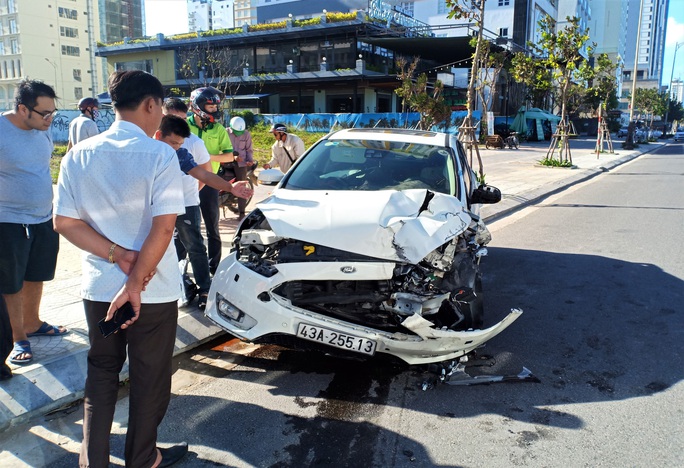 Tai nạn liên hoàn tại biển Đà Nẵng, 4 người thoát chết trong gang tấc - Ảnh 2. Tai nạn liên hoàn tại biển Đà Nẵng, 4 người thoát chết trong gang tấc - Ảnh 2.