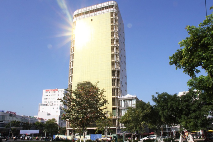 Dân lóa mắt vì kính phản quang, Sở Xây dựng Đà Nẵng lên tiếng - Ảnh 1. Dân lóa mắt vì kính phản quang, Sở Xây dựng Đà Nẵng lên tiếng - Ảnh 1.
