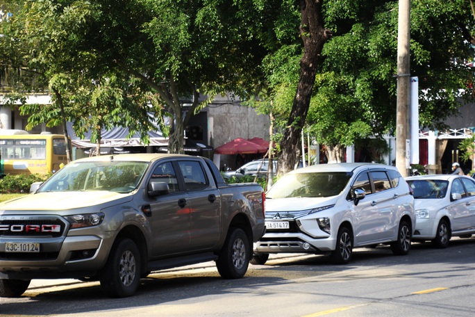 Dân lóa mắt vì kính phản quang, Sở Xây dựng Đà Nẵng lên tiếng - Ảnh 2. Dân lóa mắt vì kính phản quang, Sở Xây dựng Đà Nẵng lên tiếng - Ảnh 2.
