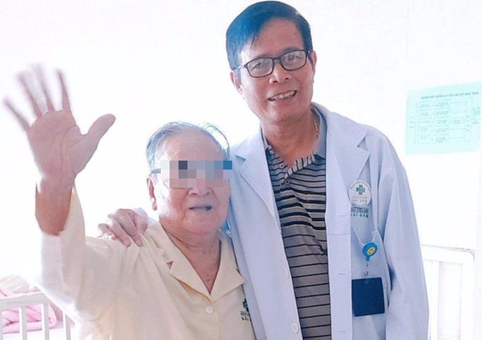 Cụ ông 96 tuổi mừng đến phát khóc khi được sáng mắt sau 3 năm mù lòa - Ảnh 1. Cụ ông 96 tuổi mừng đến phát khóc khi được sáng mắt sau 3 năm mù lòa - Ảnh 1.
