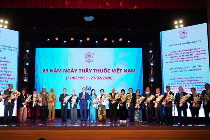 Thủ tướng: Hình ảnh thầy thuốc hết lòng cứu chữa người bệnh Covid-19 lay động triệu triệu con tim - Ảnh 3. Thủ tướng: Hình ảnh thầy thuốc hết lòng cứu chữa người bệnh Covid-19 lay động triệu triệu con tim - Ảnh 3.