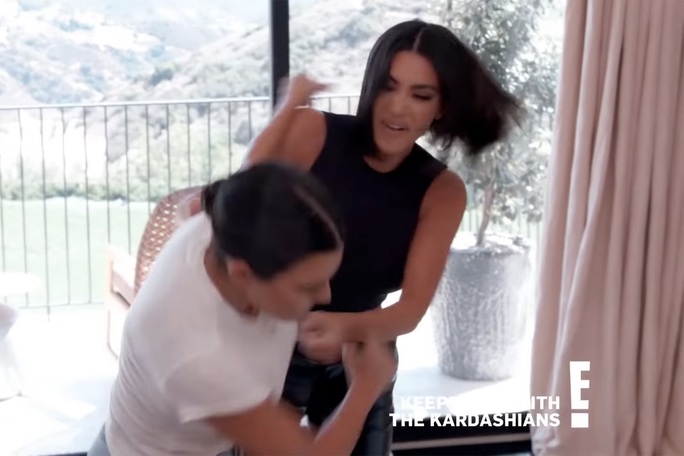 Chị em Kim Kardashian bị chê làm trò khi đánh nhau trên truyền hình - Ảnh 1.