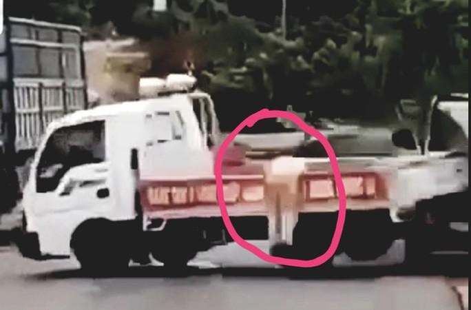 Kẻ phê ma tuý lái xe tông trực diện CSGT lĩnh án tù - Ảnh 1. Kẻ phê ma tuý lái xe tông trực diện CSGT lĩnh án tù - Ảnh 1.