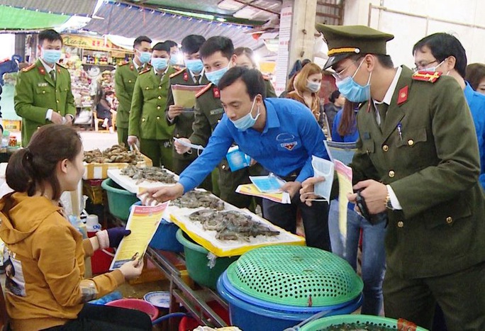 Công an Thanh Hóa phát khẩu trang miễn phí cho người dân - Ảnh 2. Công an Thanh Hóa phát khẩu trang miễn phí cho người dân - Ảnh 2.