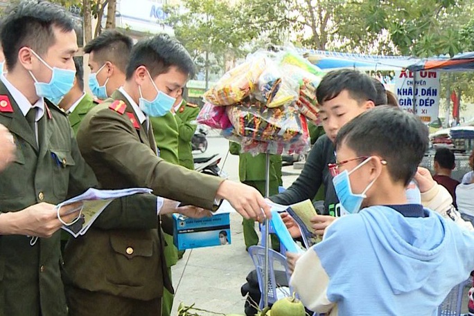 Công an Thanh Hóa phát khẩu trang miễn phí cho người dân - Ảnh 1. Công an Thanh Hóa phát khẩu trang miễn phí cho người dân - Ảnh 1.