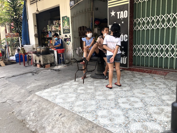 Công nhân vất vả tìm chỗ gởi con mùa chống dịch Corona - Ảnh 4. Công nhân vất vả tìm chỗ gởi con mùa chống dịch Corona - Ảnh 4.