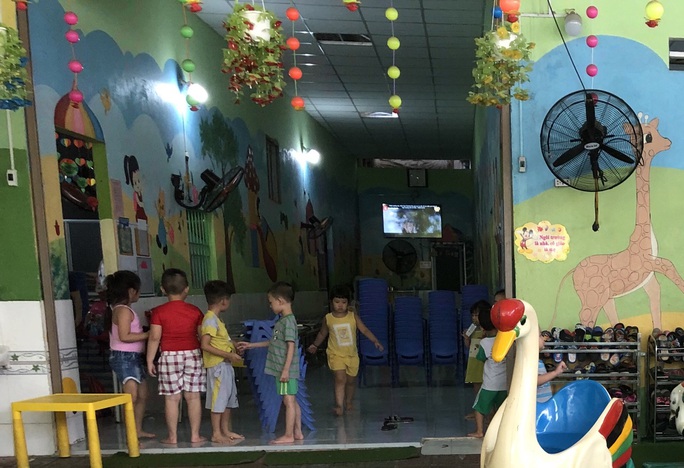Công nhân vất vả tìm chỗ gởi con mùa chống dịch Corona - Ảnh 2. Công nhân vất vả tìm chỗ gởi con mùa chống dịch Corona - Ảnh 2.