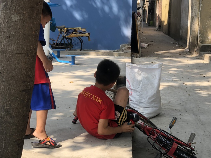 Công nhân vất vả tìm chỗ gởi con mùa chống dịch Corona - Ảnh 1. Công nhân vất vả tìm chỗ gởi con mùa chống dịch Corona - Ảnh 1.