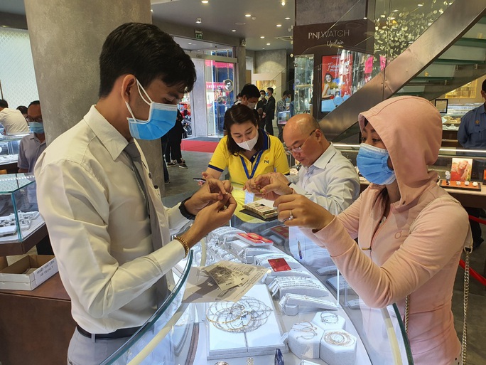 Diễn biến lạ trên thị trường vàng trong ngày Thần Tài - Ảnh 9. Diễn biến lạ trên thị trường vàng trong ngày Thần Tài - Ảnh 9.