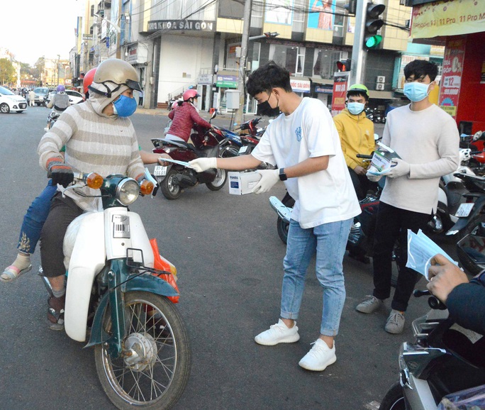 Cảm động hình ảnh tiền vệ Trần Minh Vương ra đường phát khẩu trang miễn phí ở Pleiku - Ảnh 3.