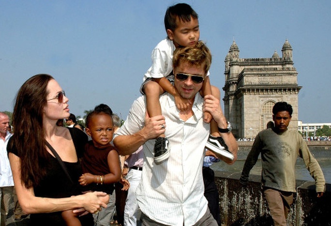 Brad Pitt nỗ lực làm lành với con trai nuôi? - Ảnh 4. Brad Pitt nỗ lực làm lành với con trai nuôi? - Ảnh 4.