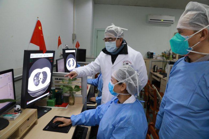 Tốc độ lây lan virus corona tỉ lệ nghịch thời gian chế vắc-xin - Ảnh 1. Tốc độ lây lan virus corona tỉ lệ nghịch thời gian chế vắc-xin - Ảnh 1.