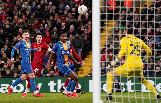 Đá phản nghiệt ngã, Shrewsbury mất vé FA Cup trước Liverpool - Ảnh 3.