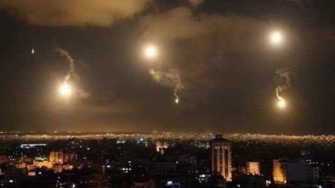 Phòng không Syria chặn tên lửa, thủ đô Damascus rung chuyển - Ảnh 1.
