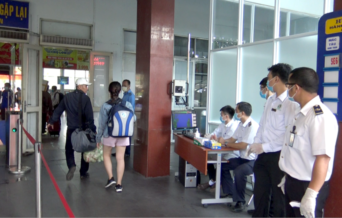 Phòng chống dịch virus corona: Chốt chặn kiểm soát khách đến Ga Sài Gòn - Ảnh 1.