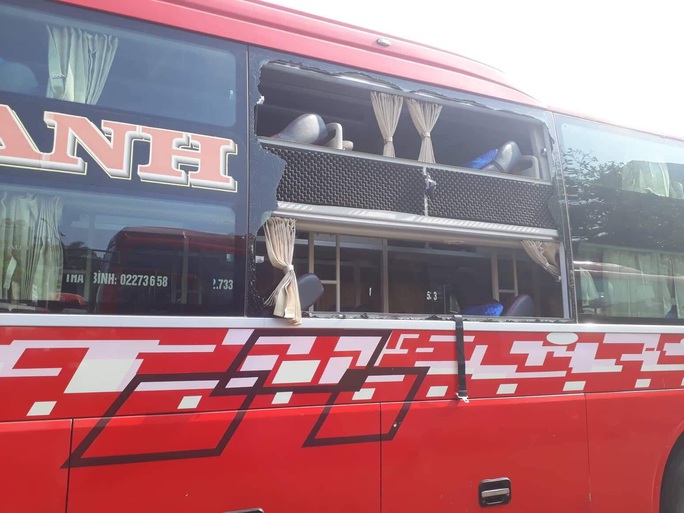 Bình Thuận: 35 hành khách hoảng loạn khi xe bị ném đá vỡ kính  - Ảnh 1.