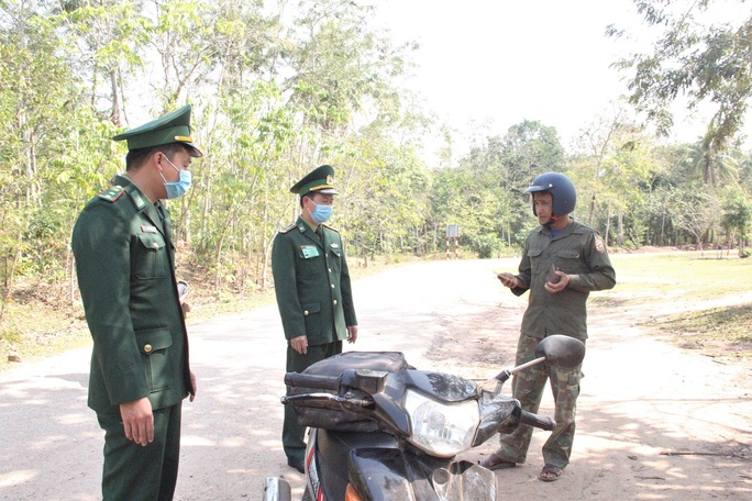 Chùm ảnh: Biên phòng Quảng Trị tạm đóng cửa khẩu phụ, để chặn dịch nCoV - Ảnh 7.