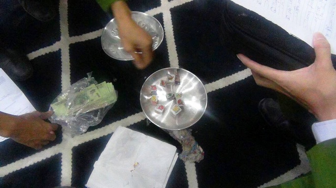 Mang 50 triệu đồng thuê nhà nghỉ để xóc bầu cua - Ảnh 2. Mang 50 triệu đồng thuê nhà nghỉ để xóc bầu cua - Ảnh 2.