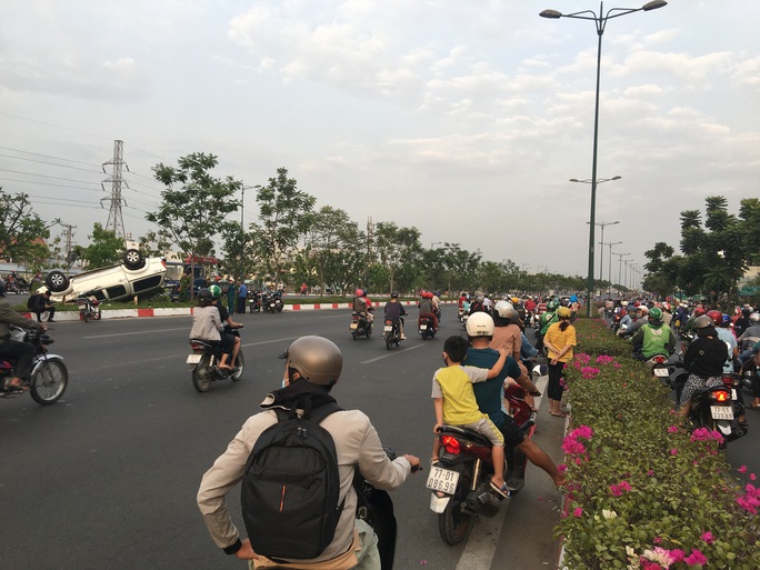 Chạy nhanh, xe bán tải bị nạn trên đại lộ Phạm Văn Đồng, 5 người cấp cứu - Ảnh 3. Chạy nhanh, xe bán tải bị nạn trên đại lộ Phạm Văn Đồng, 5 người cấp cứu - Ảnh 3.