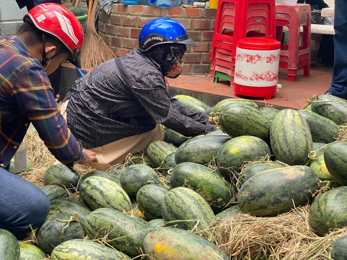 Bất ngờ với điểm phát miễn phí hàng tấn dưa hấu ở TP HCM - Ảnh 1.