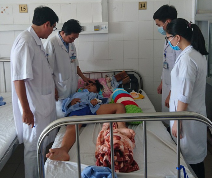 Hãi hùng khúc gỗ đâm xuyên thấu mũi bé trai 8 tuổi - Ảnh 4.