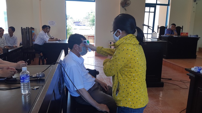 Vụ tòa vẫn triệu tập cả trăm người lên xử án: Bị cáo ho, kêu đau họng - Ảnh 3. Vụ tòa vẫn triệu tập cả trăm người lên xử án: Bị cáo ho, kêu đau họng - Ảnh 3.