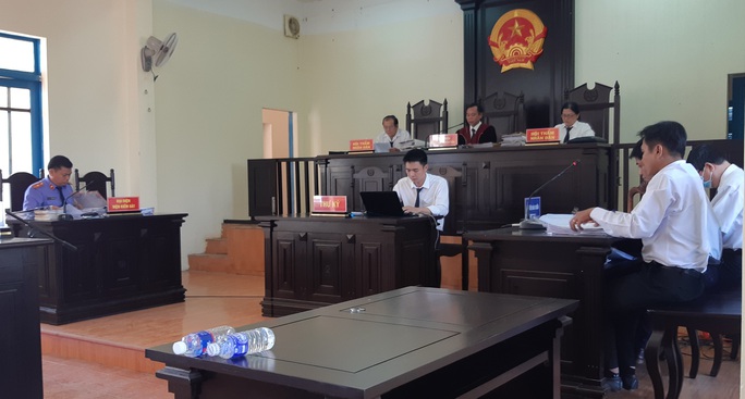 Vụ tòa vẫn triệu tập cả trăm người lên xử án: Bị cáo ho, kêu đau họng - Ảnh 1. Vụ tòa vẫn triệu tập cả trăm người lên xử án: Bị cáo ho, kêu đau họng - Ảnh 1.