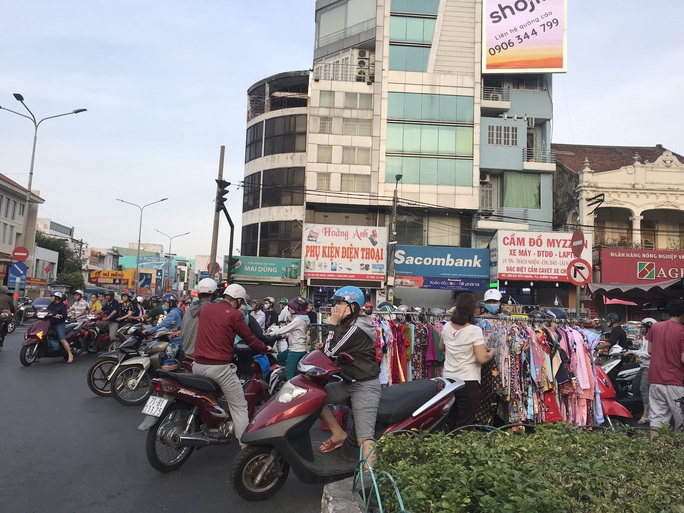VIDEO: Vỉa hè tại TP HCM đang bị tái chiếm đến mức khó tin - Ảnh 13. VIDEO: Vỉa hè tại TP HCM đang bị tái chiếm đến mức khó tin - Ảnh 13.