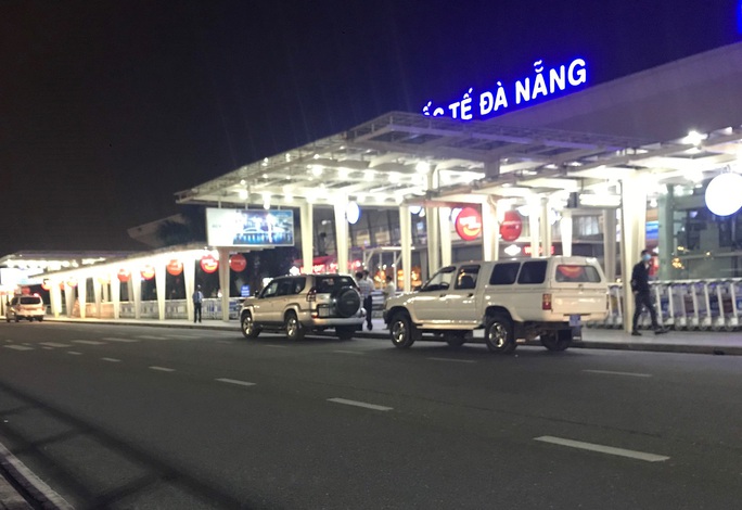 Bất ngờ với 4 khách nước ngoài thuộc diện cách ly vẫn được xe biển xanh chở ra sân bay Đà Nẵng - Ảnh 1.