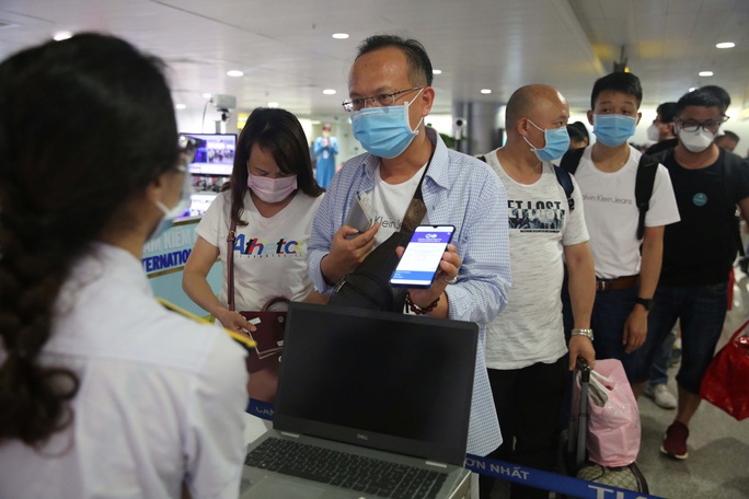VIDEO: Cận cảnh quy trình khai báo y tế bắt buộc ở Sân bay Tân Sơn Nhất - Ảnh 11.