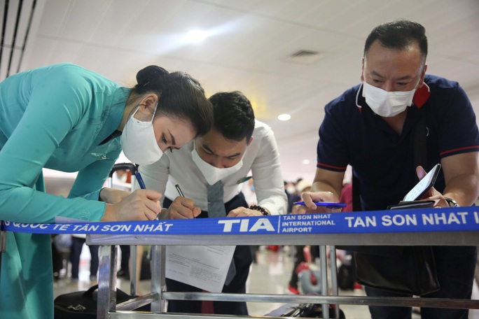 VIDEO: Cận cảnh quy trình khai báo y tế bắt buộc ở Sân bay Tân Sơn Nhất - Ảnh 7.