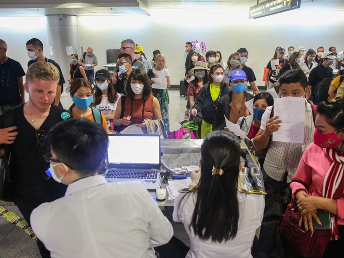 VIDEO: Cận cảnh quy trình khai báo y tế bắt buộc ở Sân bay Tân Sơn Nhất - Ảnh 4.