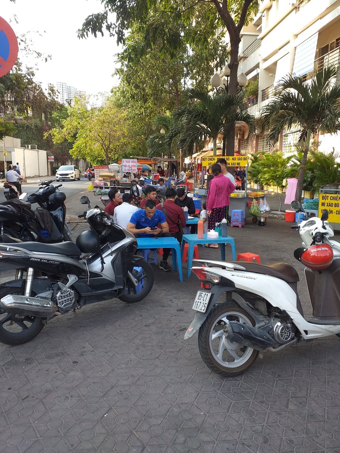 Họp chợ trên vỉa hè - Ảnh 1. Họp chợ trên vỉa hè - Ảnh 1.