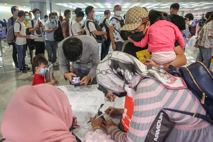 VIDEO: Cận cảnh quy trình khai báo y tế bắt buộc ở Sân bay Tân Sơn Nhất - Ảnh 5.