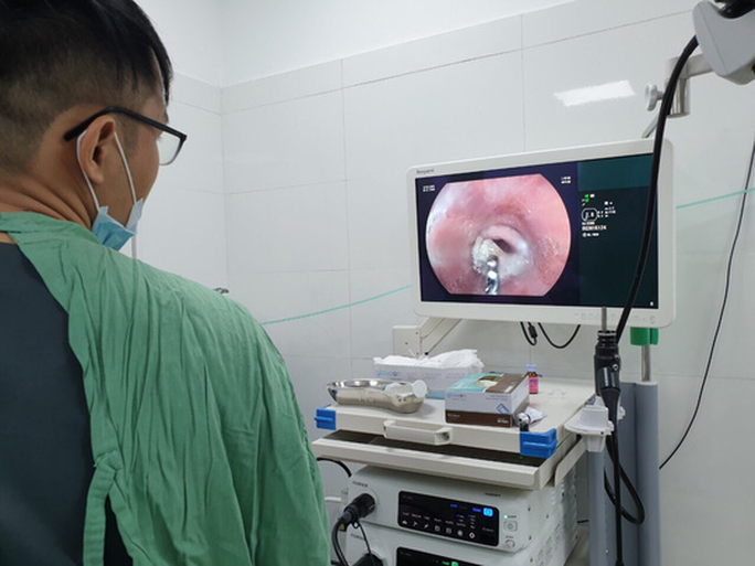 Dùng hàm răng giả có 2 móc sắt 20 năm, người đàn ông suýt trả giá đắt - Ảnh 1. Dùng hàm răng giả có 2 móc sắt 20 năm, người đàn ông suýt trả giá đắt - Ảnh 1.