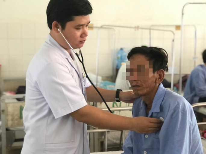 Dùng hàm răng giả có 2 móc sắt 20 năm, người đàn ông suýt trả giá đắt - Ảnh 2. Dùng hàm răng giả có 2 móc sắt 20 năm, người đàn ông suýt trả giá đắt - Ảnh 2.