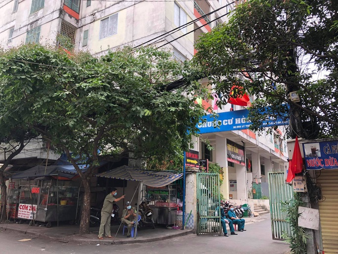 Xác định ca nhiễm Covid-19 thứ 48: Phong tỏa chung cư Hòa Bình ở TP HCM - Ảnh 13.