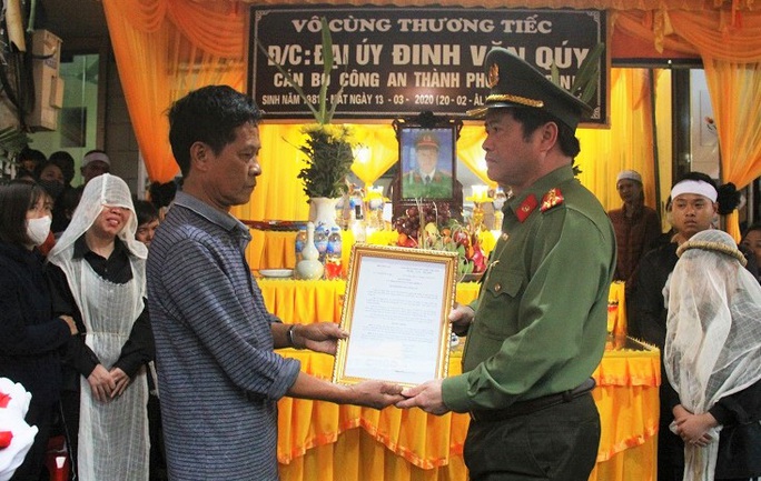 Bộ Công an thăng quân hàm cho đại úy hi sinh khi áp tải nghi phạm về trại tạm giam - Ảnh 1. Bộ Công an thăng quân hàm cho đại úy hi sinh khi áp tải nghi phạm về trại tạm giam - Ảnh 1.