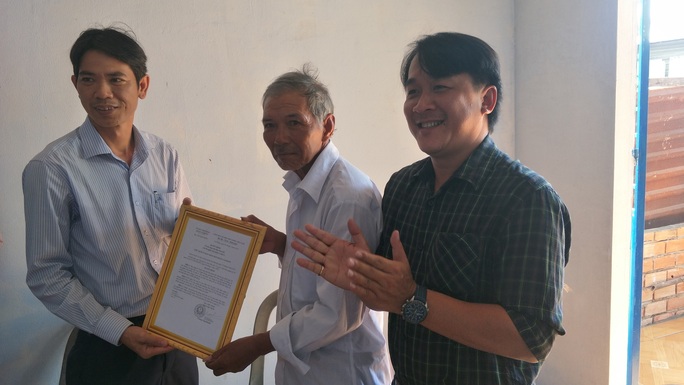 Trao nhà đại đoàn kết cho người đàn ông bán vé số ở Cần Thơ - Ảnh 3. Trao nhà đại đoàn kết cho người đàn ông bán vé số ở Cần Thơ - Ảnh 3.