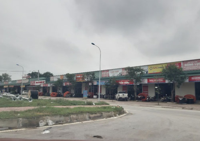 Cả đoạn phố kinh doanh sầm uất được... xây không phép! - Ảnh 1. Cả đoạn phố kinh doanh sầm uất được... xây không phép! - Ảnh 1.