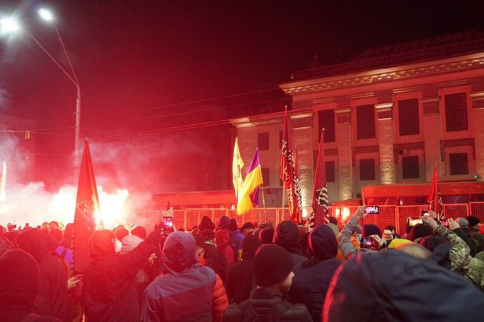 Đại sứ quán Nga tại Ukraine bị dội pháo sáng và bom khói - Ảnh 2. Đại sứ quán Nga tại Ukraine bị dội pháo sáng và bom khói - Ảnh 2.