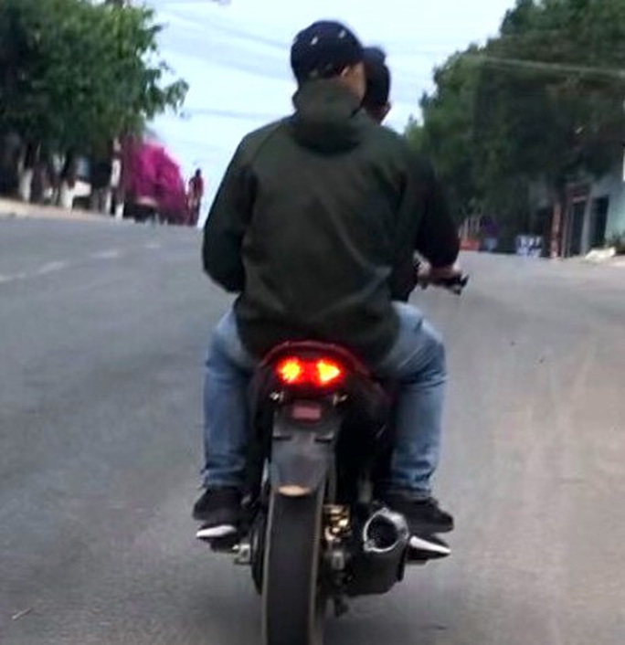 Công an truy tìm 2 người đàn ông hành hung phóng viên - Ảnh 1. Công an truy tìm 2 người đàn ông hành hung phóng viên - Ảnh 1.