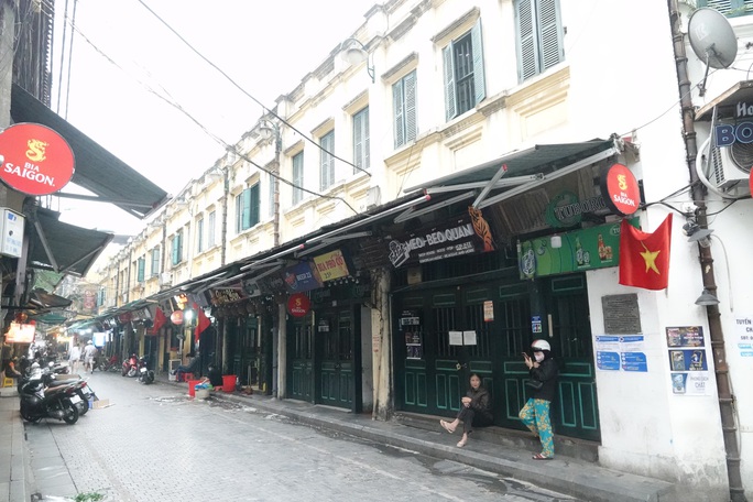 Phố phường Hà Nội vắng người đến lạ lùng vì dịch Covid-19 - Ảnh 3. Phố phường Hà Nội vắng người đến lạ lùng vì dịch Covid-19 - Ảnh 3.