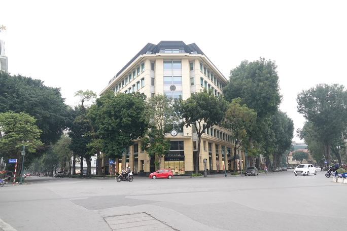 Phố phường Hà Nội vắng người đến lạ lùng vì dịch Covid-19 - Ảnh 4. Phố phường Hà Nội vắng người đến lạ lùng vì dịch Covid-19 - Ảnh 4.