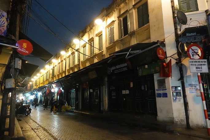 Phố phường Hà Nội vắng người đến lạ lùng vì dịch Covid-19 - Ảnh 9. Phố phường Hà Nội vắng người đến lạ lùng vì dịch Covid-19 - Ảnh 9.