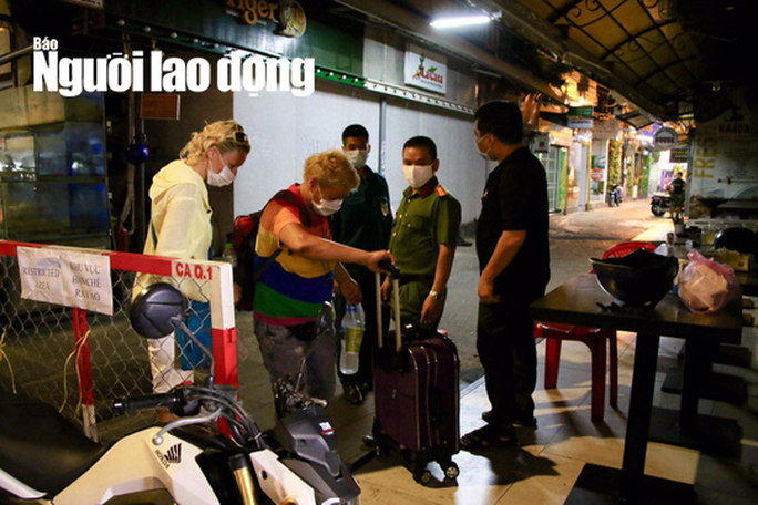 Phố Tây Bùi Viện trong đêm công bố ca mắc Covid-19 thứ 54 - Ảnh 7. Phố Tây Bùi Viện trong đêm công bố ca mắc Covid-19 thứ 54 - Ảnh 7.