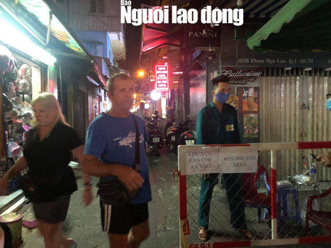 Phố Tây Bùi Viện trong đêm công bố ca mắc Covid-19 thứ 54 - Ảnh 6. Phố Tây Bùi Viện trong đêm công bố ca mắc Covid-19 thứ 54 - Ảnh 6.