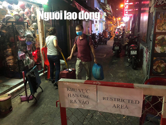 Phố Tây Bùi Viện trong đêm công bố ca mắc Covid-19 thứ 54 - Ảnh 4. Phố Tây Bùi Viện trong đêm công bố ca mắc Covid-19 thứ 54 - Ảnh 4.